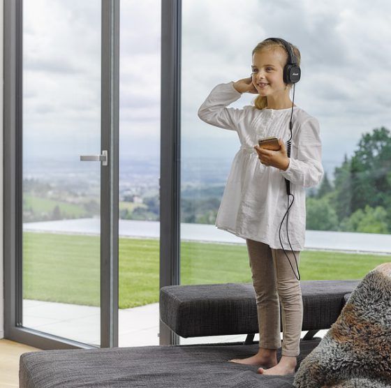 Nyitott állásnál mindig vízszintesen álljon a kilincs