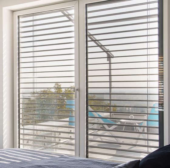 Zárt állásban a kilincs függőlegesen áll