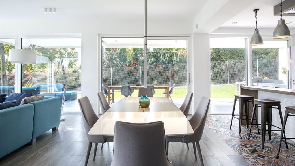 Fix üvegezés és emelő-toló ajtó kombinációja