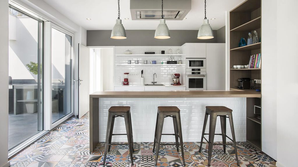 Fehér nyílászáró és tarka járólap kontrasztja