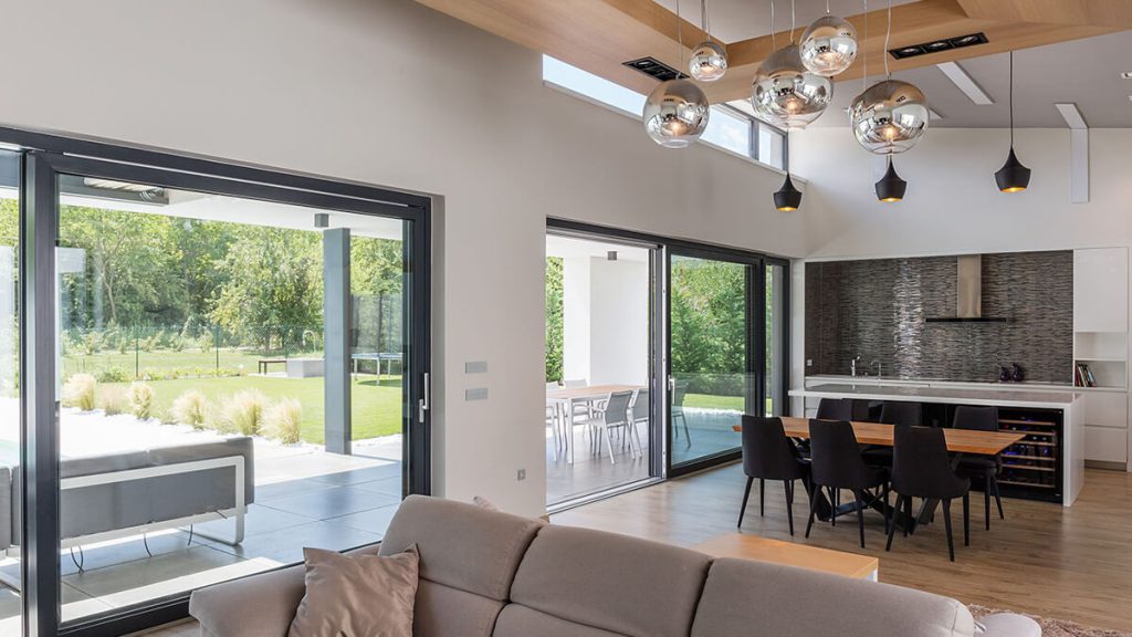 Emelő-tolóajtó belül szürke fóliával