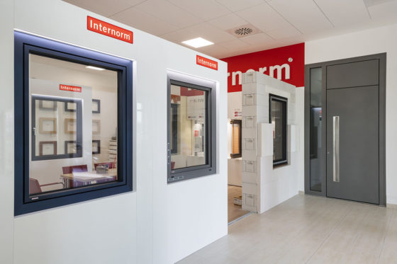 Fa-alumínium bejárati ajtó