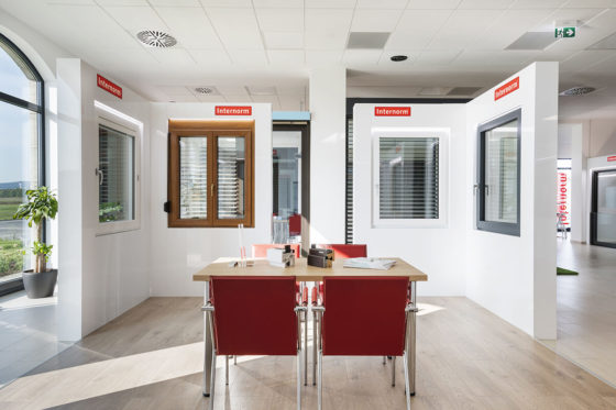 Különböző stílusjegyek a kiállított ablakokon