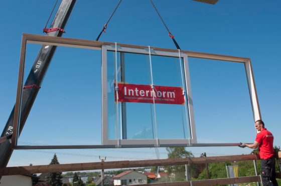 Emelő-toló ajtó beépítése daruval